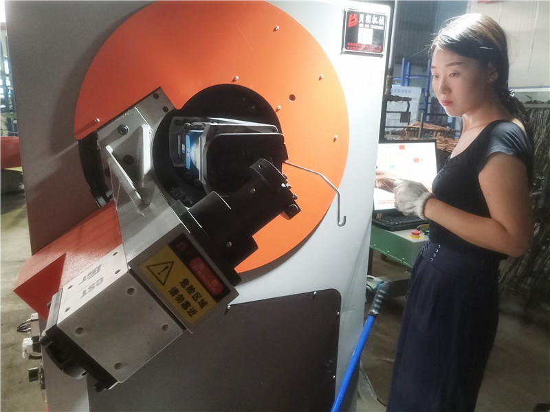 貝朗客戶處員工學習調試現(xiàn)場