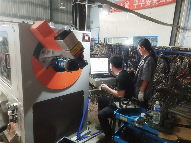 貝朗客戶處員工學習調試現(xiàn)場