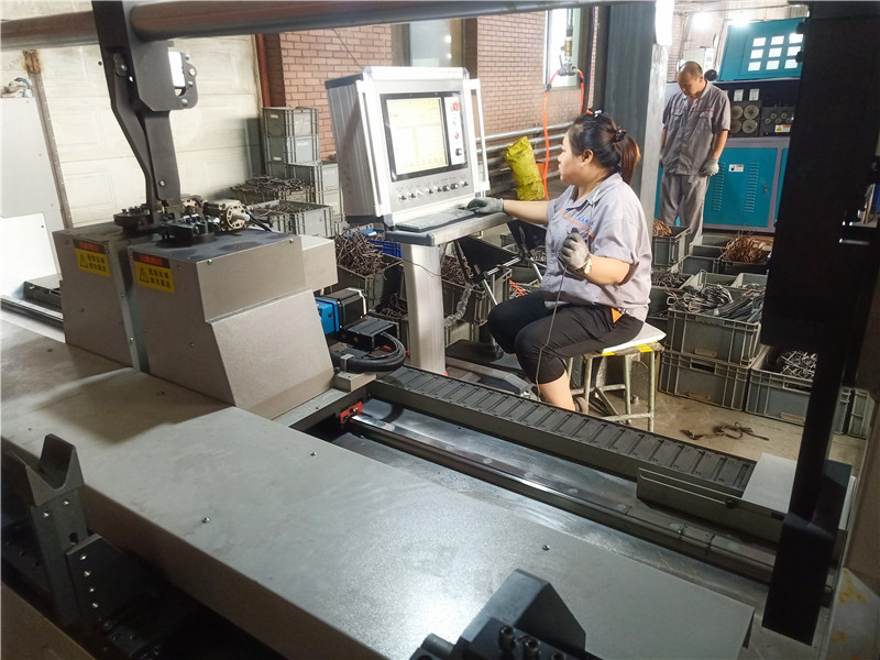 貝朗客戶處員工學習調試現(xiàn)場